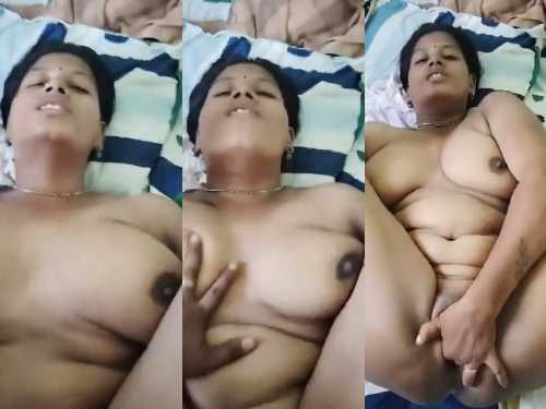 Chudne k baad horny bhabhi chut fingering karne lagi apne lover k aage