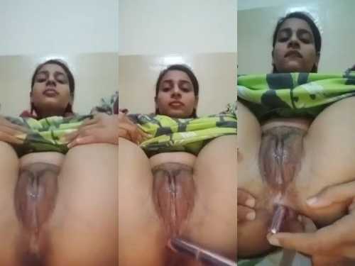 Gaon Ki Beautiful Ladki Ne Lipstick Se Apni Chut Ka Pani Nikala