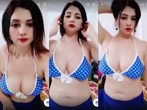 Queen Showing Deep Cleavage & Armpits to Tease on Tango Live