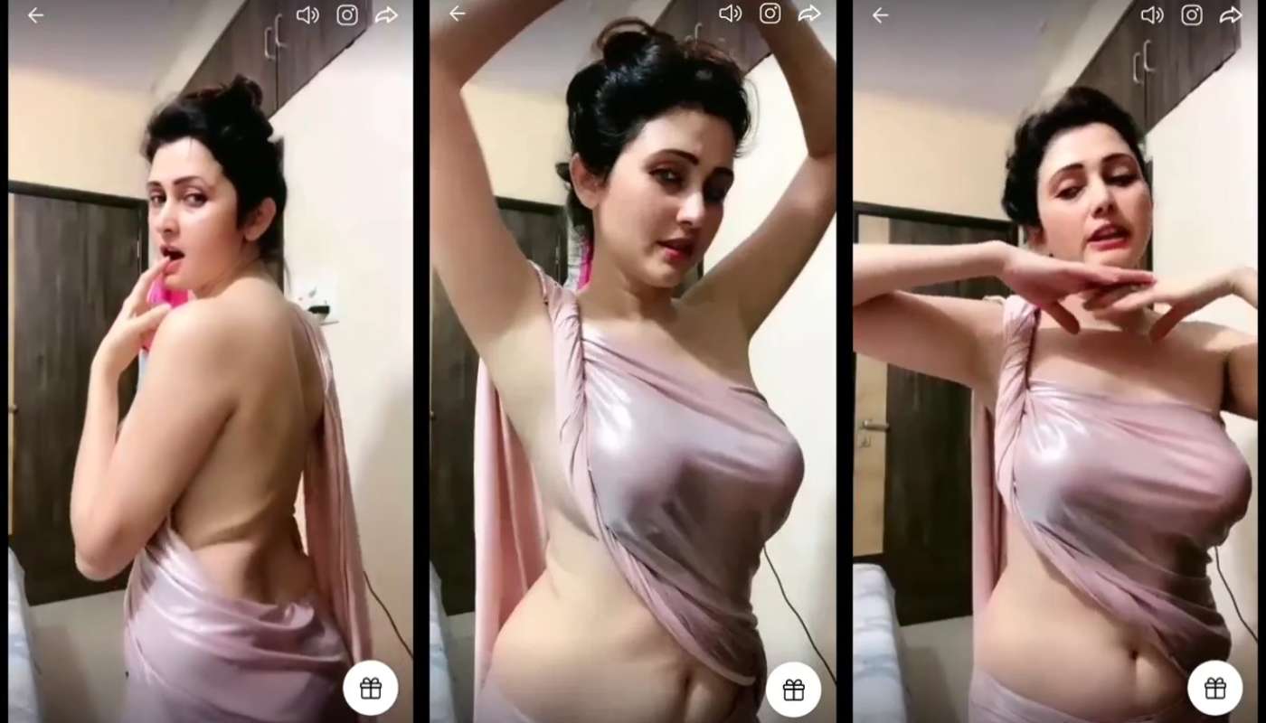 Sona Babu Blouseless Showing Side Boobs only in Saree on Tango Live